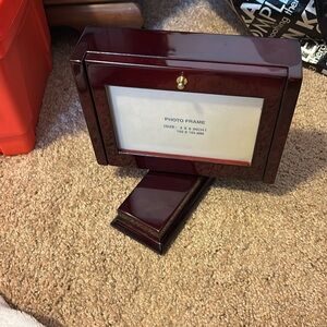 Beautiful photo frame that scrolls picture video.